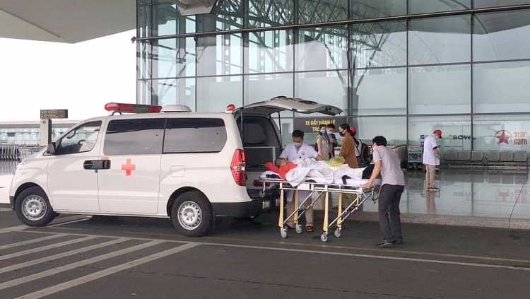 Y bác sĩ Bệnh viện Hữu nghị Việt Đức đưa bệnh nhân J ra sân bay để trở về nước đoàn tụ với gia đình sau 4 tháng điều trị tích cực tại Bệnh viện Hữu nghị Việt Đức. 4509 117715270 918982001845480 1393560248785178254 n