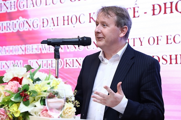 Phó Đại sứ Anh ông Marcus Winsley chúc mừng UEB “The number 1 inside the number 1” và tin tưởng sự hợp tác về giáo dục giữa Việt Nam - Anh Quốc sẽ được đẩy mạnh trong thời gian tới 4222 img 0416