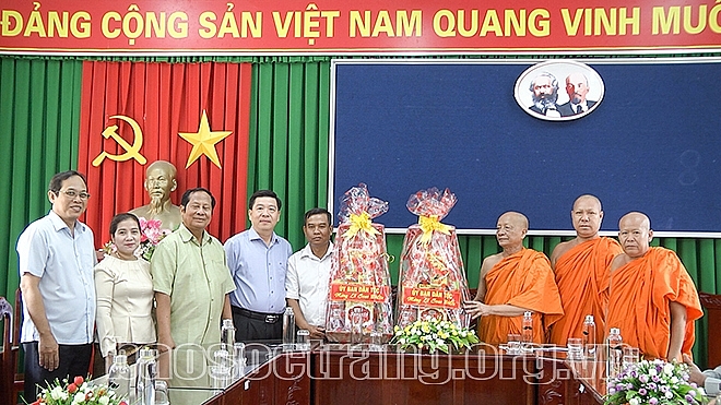 Nhân dịp này, Thứ trưởng trao tặng các phần quà và gửi lời chúc các vị sư, cán bộ và đồng bào Khmer đón lễ Sene Đôn Ta vui tươi, đoàn kết. (Ảnh: Báo Sóc Trăng) 3630 sh2