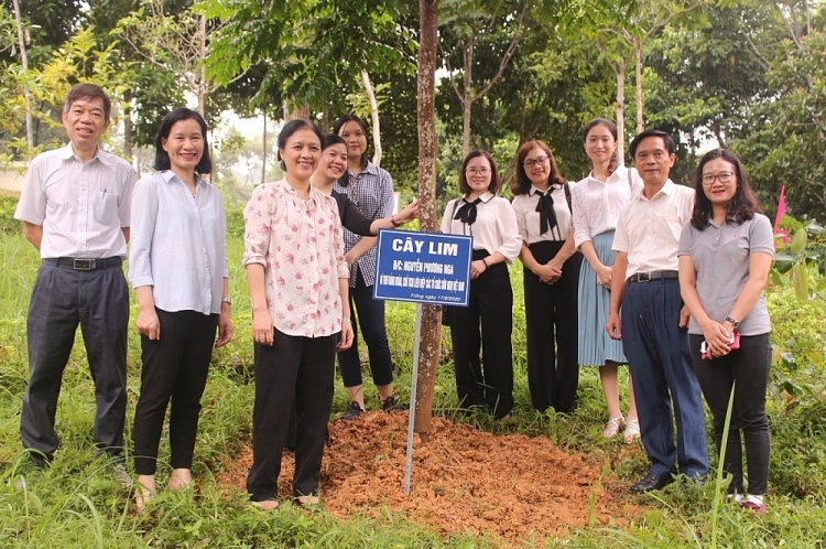 Đồng chí Nguyễn Phương Nga cùng Đoàn công tác trồng cây Lim tại khuôn viên Đền thờ Chủ tịch Hồ Chí Minh, xã Trường Hà (Hà Quảng). 4320 img 9604 1200 x 796
