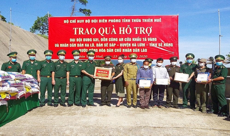 Lãnh đạo BĐBP tỉnh Thừa Thiên Huế tặng quà cho lực lượng vũ trang và nhân dân Lào 3759 25