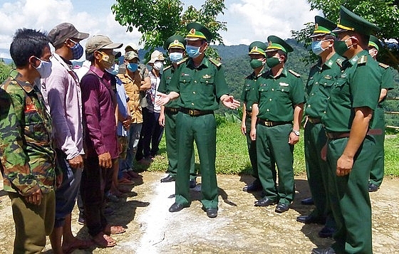 Lãnh đạo BĐBP tỉnh Thừa Thiên Huế thăm hỏi và động viên bà con. 3807 4 ydop