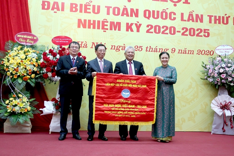 Chủ tịch Liên hiệp các tổ chức hữu nghị Việt Nam Nguyễn Phương Nga trao tặng bức trướng cho Hội hữu nghị Việt Nam - Ba Lan. 2534 img 4665