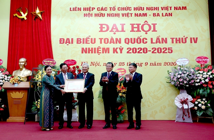 Thừa ủy quyền của Thủ tướng Chính phủ, Chủ tịch Liên hiệp các tổ chức hữu nghị Việt Nam Nguyễn Phương Nga trao bằng khen của Thủ tướng Chính phủ cho Hội hữu nghị Việt Nam-Ba Lan. 2543 img 4675
