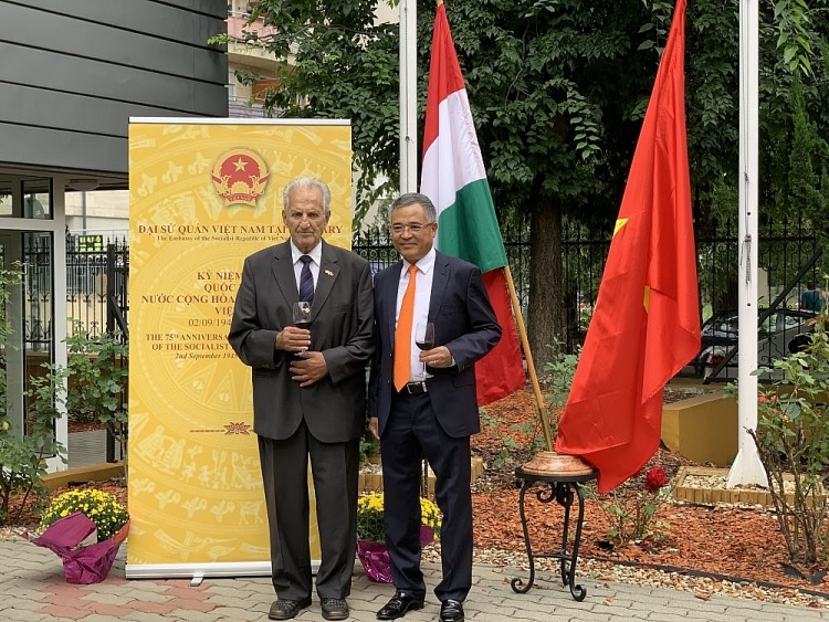 Ông Gyula Nagy, đại diện Hội Hữu nghị Hungary-Việt Nam chụp ảnh lưu niệm cùng 5615 ky niem 75 nam quoc khanh viet nam tai hungary 2