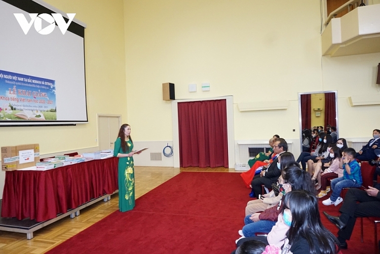 Lễ khai giảng khóa học tiếng Việt năm 2020-2021 tại Ostrava. (Ảnh: VOV) 2716 a1 10