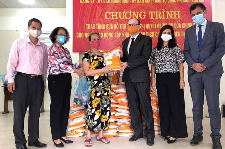 Đại sứ Marinela Petkova bày tỏ hy vọng món quà có thể giúp người dân trên địa bàn vơi bớt phần nào những gánh nặng trong cuộc sống Đại sứ Marinela Petkova bày tỏ hy vọng món quà có thể giúp người dân trên địa bàn vơi bớt phần nào những gánh nặng trong cuộc sống