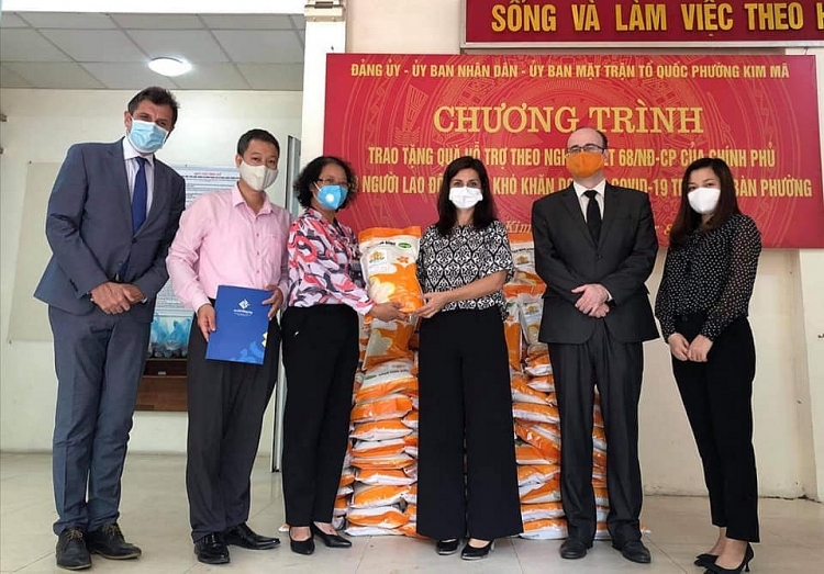 Đại sứ Đặc mệnh Toàn quyền Cộng hòa Bulgaria tại Việt Nam Marinela Petkova trao tặng những người dân có hoàn cảnh khó khăn tại phường Kim Mã 600 kg gạo. Đại sứ Đặc mệnh Toàn quyền Cộng hòa Bulgaria tại Việt Nam Marinela Petkova trao tặng những người dân có hoàn cảnh khó khăn tại phường Kim Mã 600 kg gạo.
