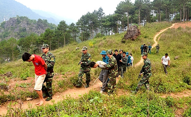 Lực lượng chức năng diễn tập xử trí tình huống mua, bán người tại thôn Giang Nam, xã Thanh Thủy (Vị Xuyên). Lực lượng chức năng diễn tập xử trí tình huống mua, bán người tại thôn Giang Nam, xã Thanh Thủy (Vị Xuyên).