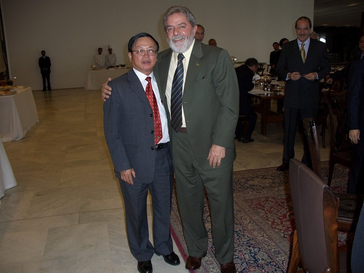Ông Nguyễn Thạc Dĩnh, nguyên Đại sứ Việt Nam tại Brazil chụp ảnh lưu niệm cùng Tổng thống Luiz Inacio Lula da Silva năm 2001. (Ảnh: NVCC) Ông Nguyễn Thạc Dĩnh, nguyên Đại sứ Việt Nam tại Brazil chụp ảnh lưu niệm cùng Tổng thống Luiz Inacio Lula da Silva năm 2001. (Ảnh: NVCC)