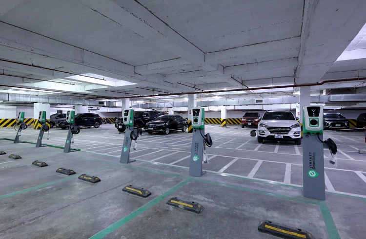 Các trụ sạc xe điện của VinFast được bố trí dưới hầm gửi xe của một tòa văn phòng. Các trụ sạc xe điện của VinFast được bố trí dưới hầm gửi xe của một tòa văn phòng.