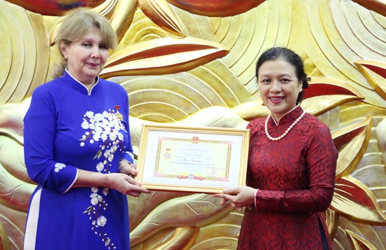 Chủ tịch Liên hiệp các tổ chức hữu nghị Việt Nam Nguyễn Phương Nga đã trao Kỷ niệm chương “Vì hòa bình, hữu nghị giữa các dân tộc” tặng Đại sứ đặc mệnh toàn quyền Cộng hòa Armenia tại Việt Nam Raisa Vardanyan ngày 5/4/2019. (Ảnh: TV) Chủ tịch Liên hiệp các tổ chức hữu nghị Việt Nam Nguyễn Phương Nga đã trao Kỷ niệm chương “Vì hòa bình, hữu nghị giữa các dân tộc” tặng Đại sứ đặc mệnh toàn quyền Cộng hòa Armenia tại Việt Nam Raisa Vardanyan ngày 5/4/2019. (Ảnh: TV)