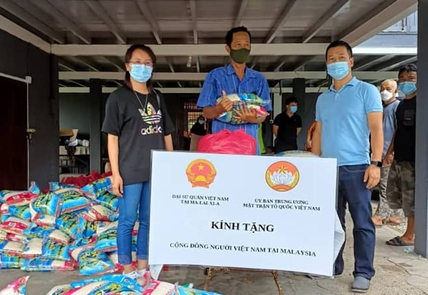 Đại diện Đại sứ quán Việt Nam trao quà cho đồng bào người Chăm Việt Nam tại Perak, Malaysia. (Ảnh: Hà Ngọc/Vietnam+) Đại diện Đại sứ quán Việt Nam trao quà cho đồng bào người Chăm Việt Nam tại Perak, Malaysia. (Ảnh: Hà Ngọc/Vietnam+)