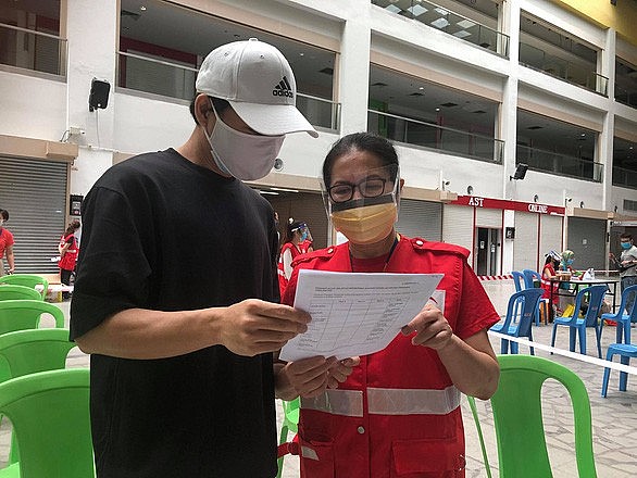 Đại sứ quán Việt Nam tại Malaysia trao hơn 100 phần quà cho người Việt ở Malaysia Đại sứ quán Việt Nam tại Malaysia trao hơn 100 phần quà cho người Việt ở Malaysia
