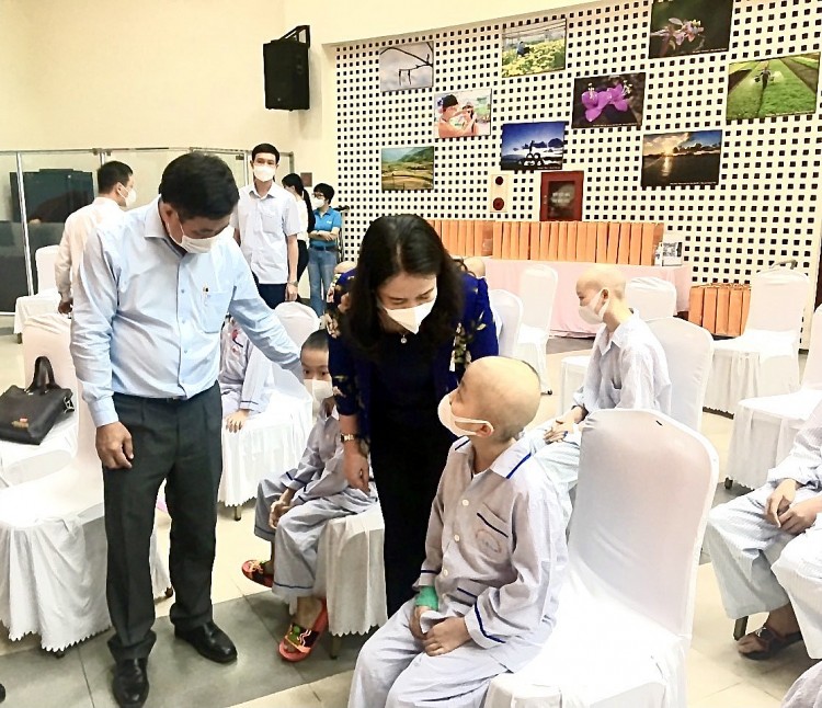 Phó Chủ tịch nước Võ Thị Ánh Xuân và Giám đốc Quỹ Bảo trợ trẻ em Việt Nam Hoàng Văn Tiến thăm hỏi trẻ em tại bệnh viện. (Ảnh: TTXVN)