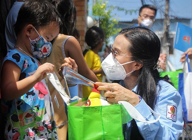 Bà Nguyễn Phạm Duy Trang, Ủy viên BTV, Trưởng Ban Công tác thiếu nhi T.Ư Đoàn, Phó Chủ tịch thường trực Hội đồng Đội Trung ương gửi tặng món quà cho các bé nhân dịp Trung thu