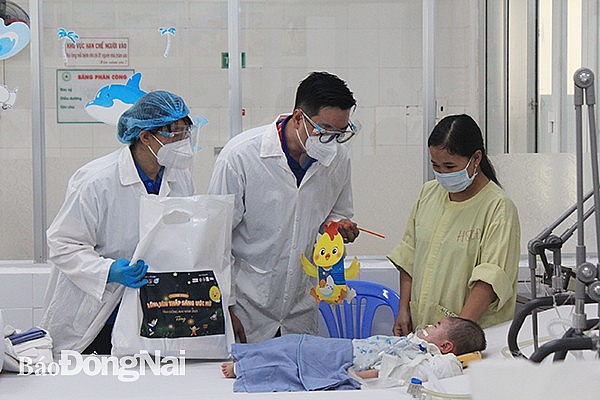 Đại diện Tỉnh đoàn, Hội LHPN tỉnh thăm, tặng quà cho các bệnh nhi đang điều trị tại Bệnh viện nhu đồng Đồng Nai. (Ảnh: Báo Đồng Nai)