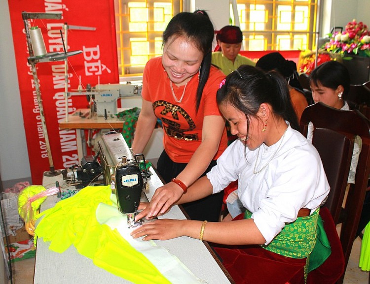 Chị em phụ nữ xã Lũng Táo (Đồng Văn) học nghề may mặc truyền thống. (Ảnh: Báo Hà Giang)