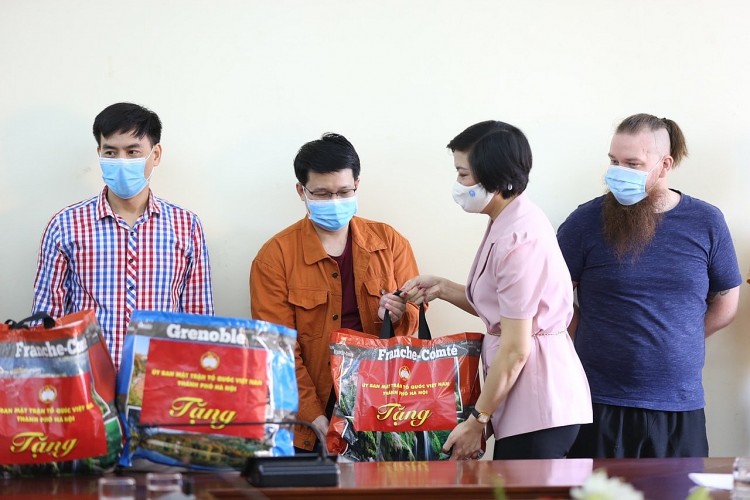 Phó Chủ tịch Liên hiệp các tổ chức hữu nghị thành phố Hà Nội Trần Thị Phương trao quà hỗ trợ cho người nước ngoài đang sinh sống, học tập trên địa bàn quận Đống Đa (Hà Nội) gặp khó khăn do dịch COVID-19 Phó Chủ tịch Liên hiệp các tổ chức hữu nghị thành phố Hà Nội Trần Thị Phương trao quà hỗ trợ cho người nước ngoài đang sinh sống, học tập trên địa bàn quận Đống Đa (Hà Nội) gặp khó khăn do dịch COVID-19