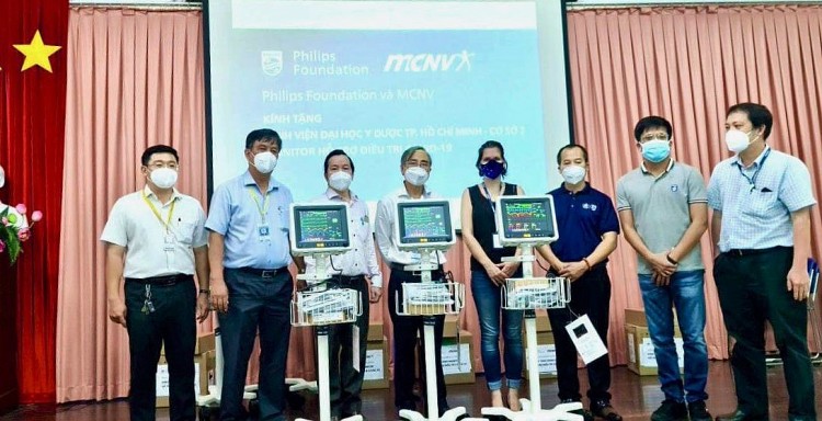 Đại diện Mặt trận Tổ quốc Việt Nam, nhà tài trợ và đơn vị tiếp nhận tại lễ bàn giao ngày 28/9 Đại diện Mặt trận Tổ quốc Việt Nam, nhà tài trợ và đơn vị tiếp nhận tại lễ bàn giao ngày 28/9