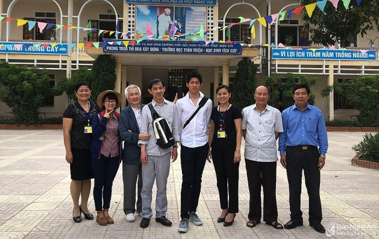 Hội Hữu nghị Việt Nam - Nhật Bản tỉnh Nghệ An, cùng một số tình nguyện viên Nhật Bản và ông Furuya thăm trường học trên địa bàn thành phố Vinh. Ảnh: Tư liệu Hội hữu nghị Việt Nam 4751 bna a43534584 2102020