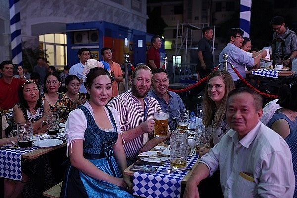 Đông đảo người dân và khách mời đến tham dự lễ hội trong không khí sôi nổi, tưng bừng. 5922 le hoi bia duc5