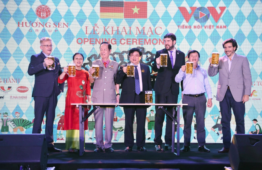 Các đại biểu mừng khai mạc Lễ hội văn hoá Việt - Đức Kulturfest 2020. 0132 aynh chuyp mayn hiynh 2020 10 04 luyc 110047