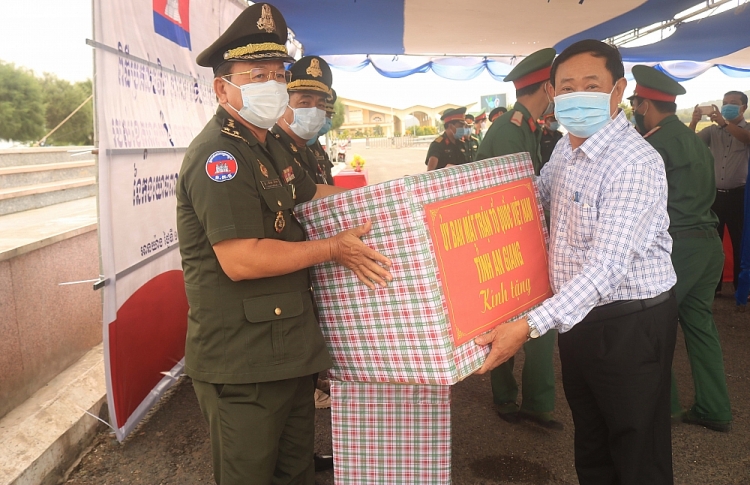 Ủy ban Mặt trận Tổ quốc Việt Nam tỉnh trao quà cho các đơn vị Ủy ban Mặt trận Tổ quốc Việt Nam tỉnh trao quà cho các đơn vị
