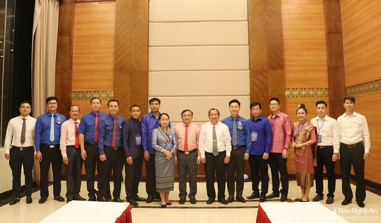 Các đại biểu chụp ảnh lưu niệm. (Ảnh: Báo Nghệ An) Các đại biểu chụp ảnh lưu niệm. (Ảnh: Báo Nghệ An)