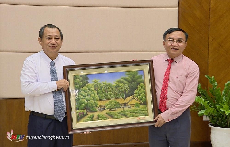 Lãnh đạo tỉnh Nghệ An tặng quà lưu niệm cho Đoàn đại biểu thanh niên Lào. (Ảnh: Truyền hình Nghệ An) Lãnh đạo tỉnh Nghệ An tặng quà lưu niệm cho Đoàn đại biểu thanh niên Lào. (Ảnh: Truyền hình Nghệ An)