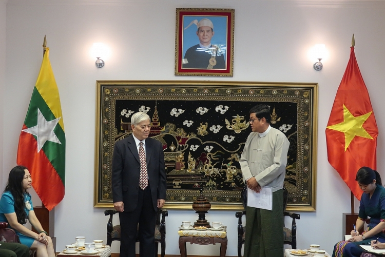 Hội hữu nghị Việt Nam - Myanmar tặng nhân dân nước bạn hơn 540 triệu đồng và vật tư y tế chống dịch COVID-19 Hội hữu nghị Việt Nam - Myanmar tặng nhân dân nước bạn hơn 540 triệu đồng và vật tư y tế chống dịch COVID-19