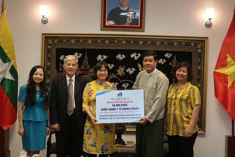 Hội hữu nghị Việt Nam - Myanmar tặng nhân dân nước bạn hơn 540 triệu đồng và vật tư y tế chống dịch COVID-19 Hội hữu nghị Việt Nam - Myanmar tặng nhân dân nước bạn hơn 540 triệu đồng và vật tư y tế chống dịch COVID-19