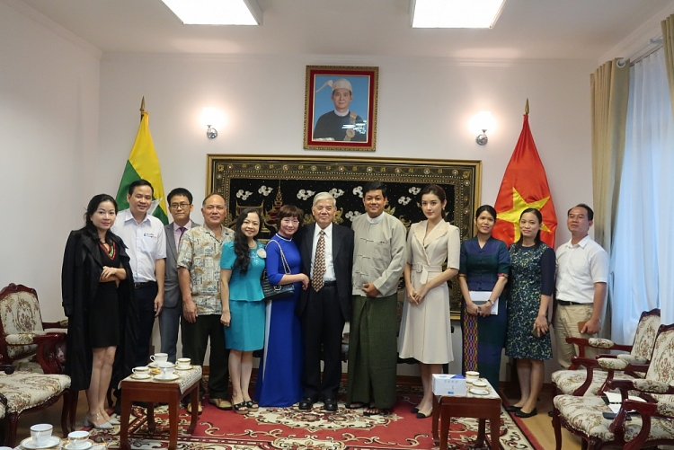 Các đại biểu chụp ảnh lưu niệm tại buổi trao quà. Các đại biểu chụp ảnh lưu niệm tại buổi trao quà.