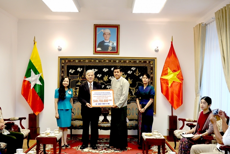 Món quà này là biểu tượng biểu hiện cho tình đoàn kết, quan hệ hữu nghị khăng khít giữa hai nước Việt Nam và Myanmar. Món quà này là biểu tượng biểu hiện cho tình đoàn kết, quan hệ hữu nghị khăng khít giữa hai nước Việt Nam và Myanmar.