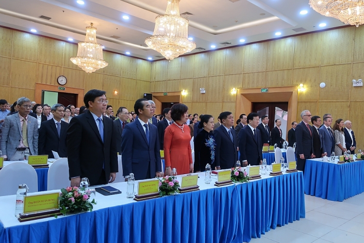 Các đại biểu thực hiện nghi thức chào cờ hai nước tại buổi lễ. Các đại biểu thực hiện nghi thức chào cờ hai nước tại buổi lễ.