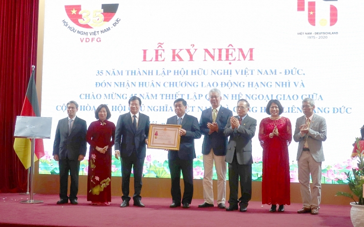 Trao Huân chương Lao động hạng Nhì cho Hội hữu nghị Việt Nam-Đức vì những đóng góp cho tình hữu nghị hai nước Trao Huân chương Lao động hạng Nhì cho Hội hữu nghị Việt Nam-Đức vì những đóng góp cho tình hữu nghị hai nước