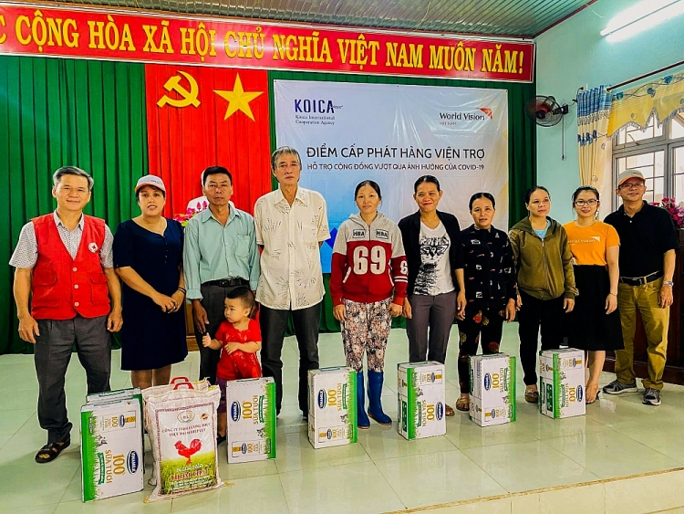 World Vision Việt Nam cấp phát hàng viện trợ cho người dân huyện Minh Long, tỉnh Quảng Ngãi World Vision Việt Nam cấp phát hàng viện trợ cho người dân huyện Minh Long, tỉnh Quảng Ngãi