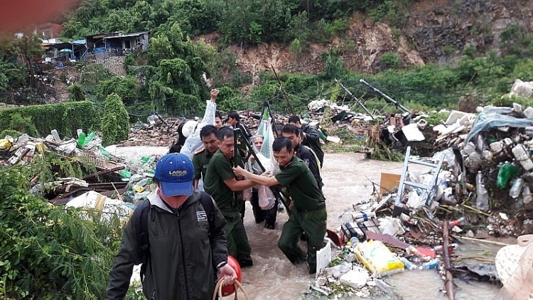 Công tác cứu hộ tìm kiếm những người bị vùi trong đất đá do ảnh hưởng của bão lũ tại miền Trung. Công tác cứu hộ tìm kiếm những người bị vùi trong đất đá do ảnh hưởng của bão lũ tại miền Trung.