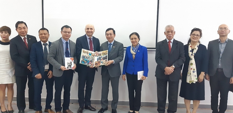 Các đại biểu chụp ảnh lưu niệm tại buổi lễ. Các đại biểu chụp ảnh lưu niệm tại buổi lễ.