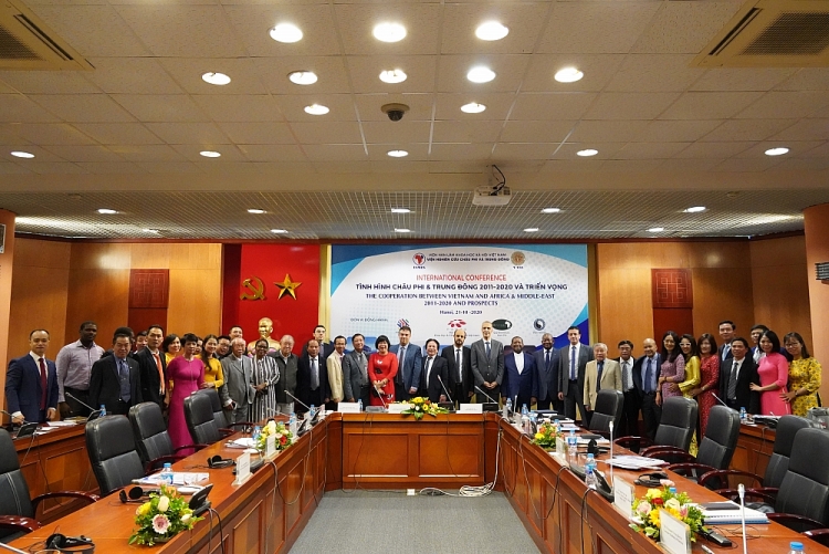 Các đại biểu chụp ảnh lưu nhiệm tại hội thảo. Các đại biểu chụp ảnh lưu nhiệm tại hội thảo.