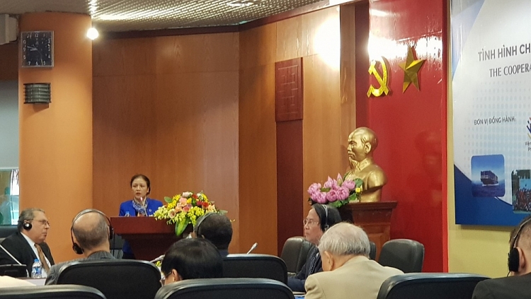 Bà Nguyễn Phương Nga, Chủ tịch Liên hiệp các hội Hữu nghị Việt Nam phát biểu tại Hội thảo. Bà Nguyễn Phương Nga, Chủ tịch Liên hiệp các hội Hữu nghị Việt Nam phát biểu tại Hội thảo.