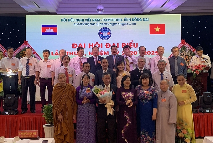 Phó chủ tịch UBND tỉnh Nguyễn Hòa Hiệp tặng hoa chúc mừng Ban Chấp hành Hội hữu nghị Việt Nam – Campuchia tỉnh Đồng Nai lần thứ II, nhiệm kỳ 2020 – 2025 ra mắt tại Đại hội. Phó chủ tịch UBND tỉnh Nguyễn Hòa Hiệp tặng hoa chúc mừng Ban Chấp hành Hội hữu nghị Việt Nam – Campuchia tỉnh Đồng Nai lần thứ II, nhiệm kỳ 2020 – 2025 ra mắt tại Đại hội.