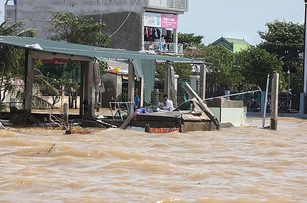 Nhà một số hộ dân tại Quảng Bình bị sóng lũ đánh tan hoang. (Ảnh: TTXVN) Nhà một số hộ dân tại Quảng Bình bị sóng lũ đánh tan hoang. (Ảnh: TTXVN)