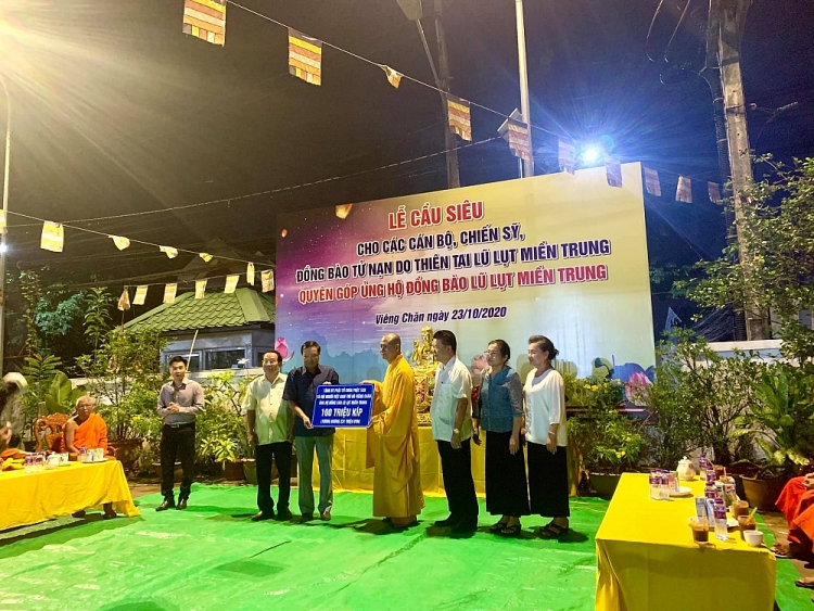 Phật tử và đại diện cộng đồng người Việt tham gia quyên góp ủng hộ đồng bào miền Trung Việt Nam và Lào bị ảnh hưởng của lũ lụt.