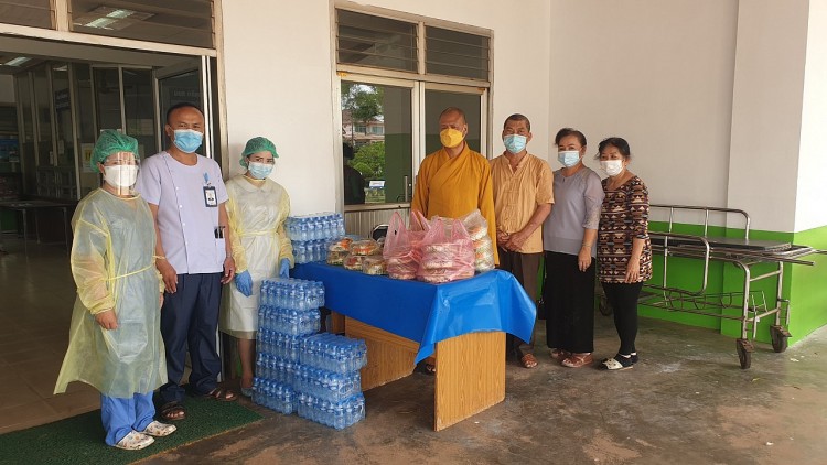 Chư tăng ni Phật tử chùa Phật Tích trao tặng cơm cho y bác sĩ tại các bệnh viện điều trị COVID-19 tại Thủ đô Chư tăng ni Phật tử chùa Phật Tích trao tặng cơm cho y bác sĩ tại các bệnh viện điều trị COVID-19 tại Thủ đô