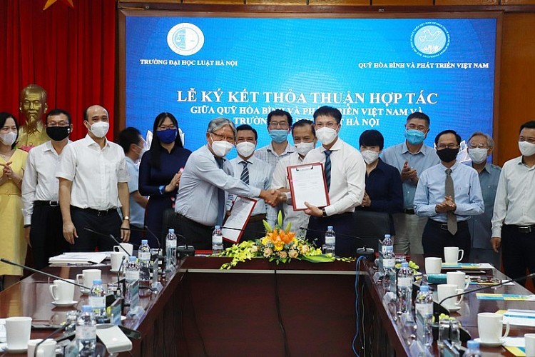 Đại diện Lễ Ký kết Thoả thuận hợp tác với Quỹ Hoà bình & Phát triển Việt Nam Đại diện Lễ Ký kết Thoả thuận hợp tác với Quỹ Hoà bình & Phát triển Việt Nam