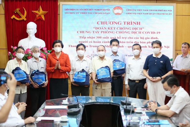  Các suất quà được trao cho người dân khó khăn do dịch Covid-19 trên địa bàn quận Thanh Xuân. 
