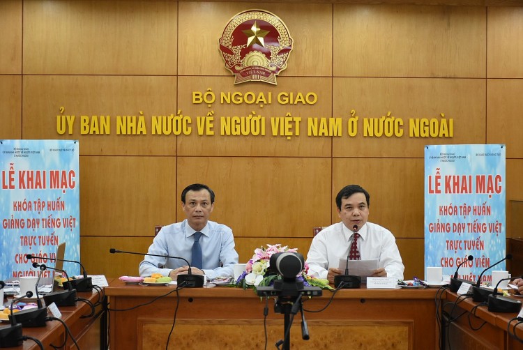 Phó Chủ nhiệm Ủy ban Nhà nước về NVNONN Lương Thanh Nghị và Vụ trưởng Vụ Giáo dục thường xuyên Hoàng Đức Minh phát biểu tại Lễ khai mạc. Phó Chủ nhiệm Ủy ban Nhà nước về NVNONN Lương Thanh Nghị và Vụ trưởng Vụ Giáo dục thường xuyên Hoàng Đức Minh phát biểu tại Lễ khai mạc.