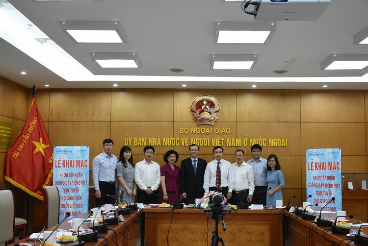 Đại biểu tham dự khai mạc Khóa tập huấn tại đầu cầu trụ sở Ủy ban Nhà nước về NVNONN. Đại biểu tham dự khai mạc Khóa tập huấn tại đầu cầu trụ sở Ủy ban Nhà nước về NVNONN.