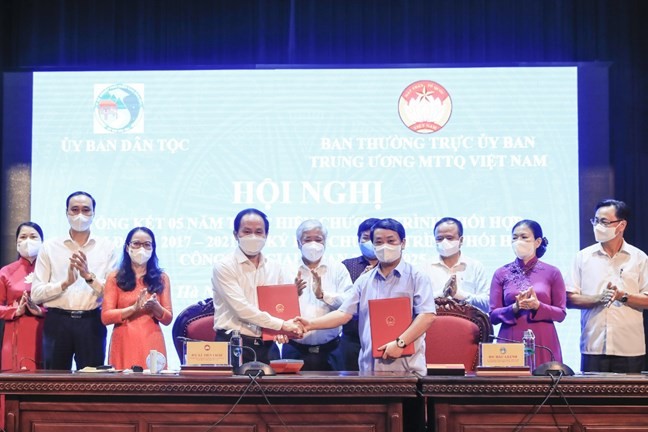 Bộ trưởng, Chủ nhiệm UBDT Hầu A Lềnh và Phó Chủ tịch, Tổng thư ký Ủy ban Trung ương MTTQ Việt Nam Lê Tiến Châu ký kết Chương trình phối hợp giữa UBDT và Ủy ban Trung ương MTTQ Việt Nam giai đoạn 2021-2025. Bộ trưởng, Chủ nhiệm UBDT Hầu A Lềnh và Phó Chủ tịch, Tổng thư ký Ủy ban Trung ương MTTQ Việt Nam Lê Tiến Châu ký kết Chương trình phối hợp giữa UBDT và Ủy ban Trung ương MTTQ Việt Nam giai đoạn 2021-2025.